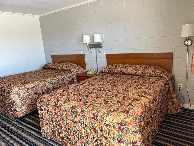 More Photos Of 2101 Hutchins Ave, Ballinger Hotel For Sale