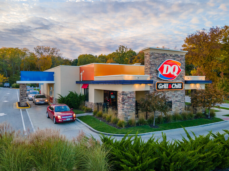 Primary Photo Of 8530 N Oak Trafficway, Kansas City Fast Food For Sale