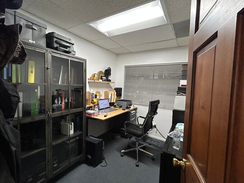 More Photos Of 16142 Wyandotte St, Van Nuys Warehouse For Lease