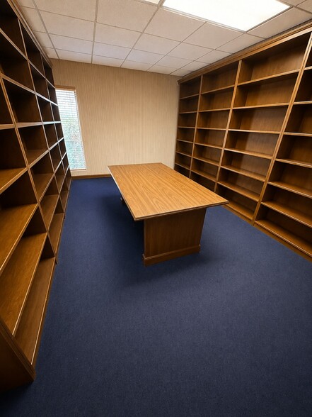 More Photos Of 400 Webster St, Leesburg Office For Lease