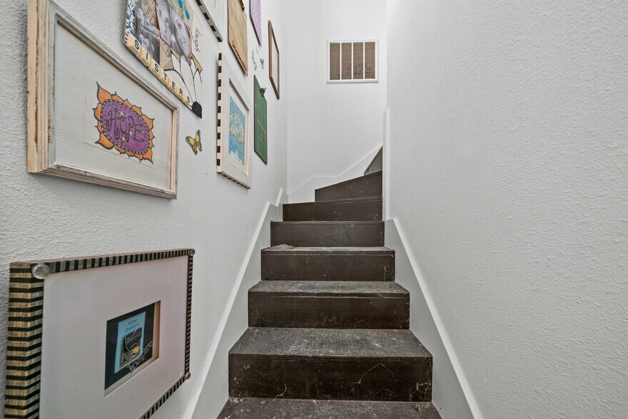 More Photos Of 209 S Main St, Lindale Loft Creative Space For Sale