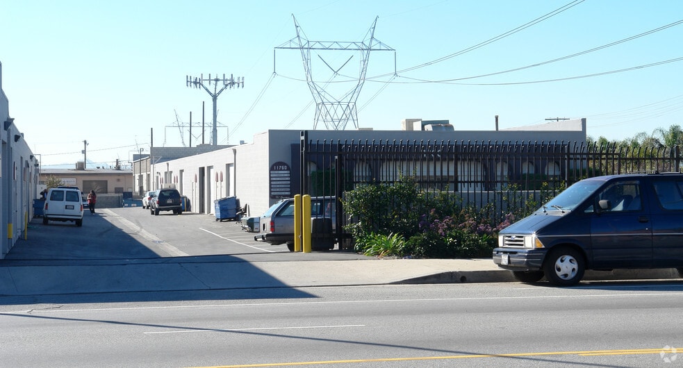 More Photos Of 11750-11754 Roscoe Blvd, Sun Valley Warehouse For Lease