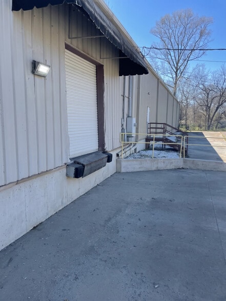 More Photos Of 31 Richards Rd NE, White Warehouse For Sale