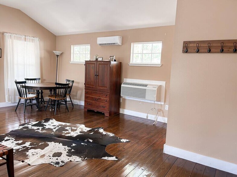 More Photos Of 7 N Main St, Salado Loft Creative Space For Lease