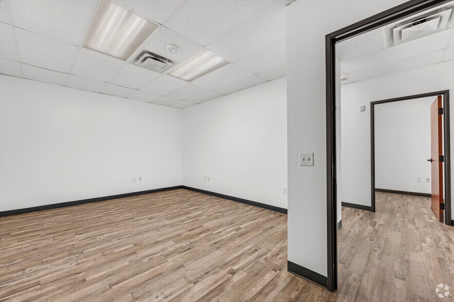 More Photos Of 400 S Zang Blvd, Dallas Office For Lease