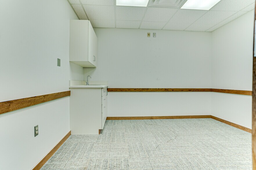 More Photos Of 2710 College Ave, Alton Medical For Lease