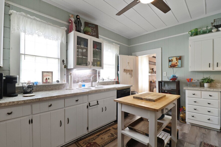 More Photos Of 701 N Oak St, Springfield Office Residential For Sale