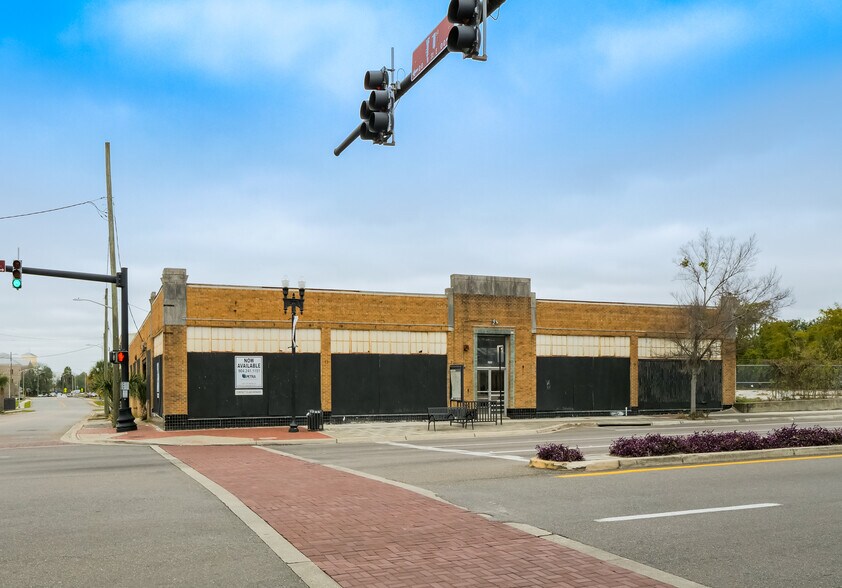 More Photos Of 1100 N Main St, Jacksonville Office For Lease