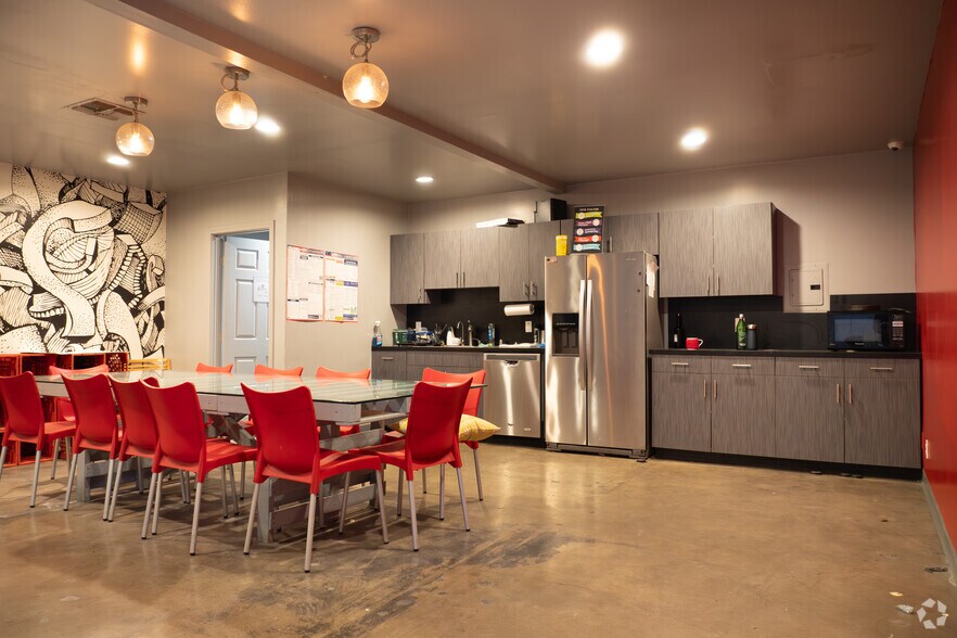 More Photos Of 7040 Darby Ave, Reseda Warehouse For Sale