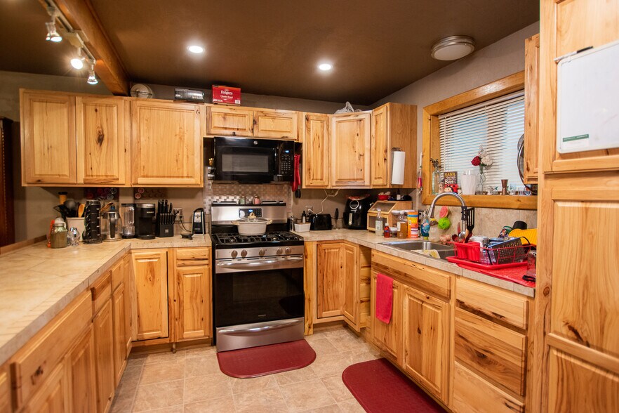 More Photos Of 1035 Park Ave, Monte Vista Specialty For Sale