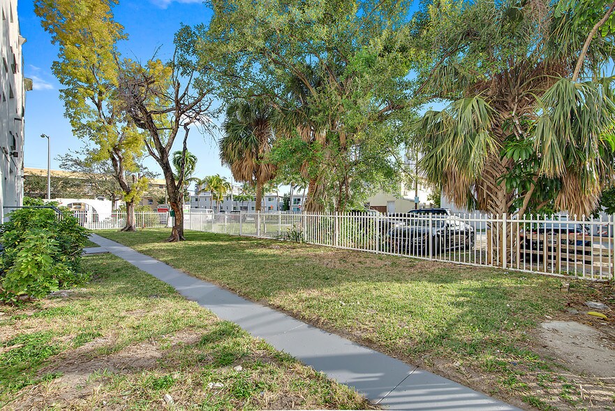 More Photos Of 924 Marseille Dr, Miami Beach Apartments For Sale