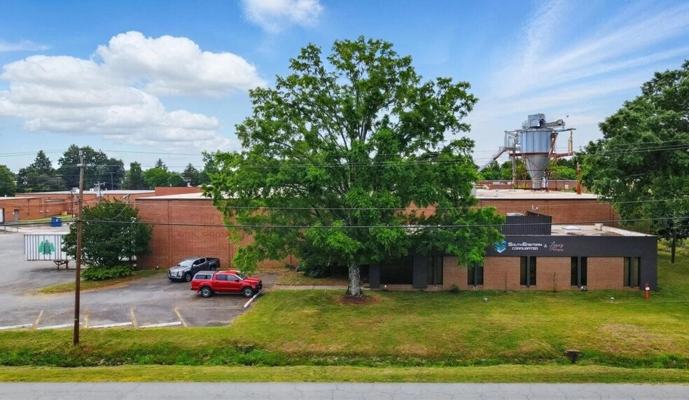 More Photos Of 10901 Carpet St, Charlotte Warehouse For Lease