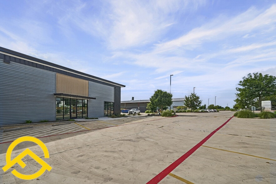 More Photos Of 300 Co Rd 199, Hutto Flex For Lease
