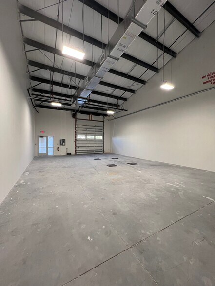 More Photos Of 3939 Tollhouse Dr, Naples Warehouse For Lease