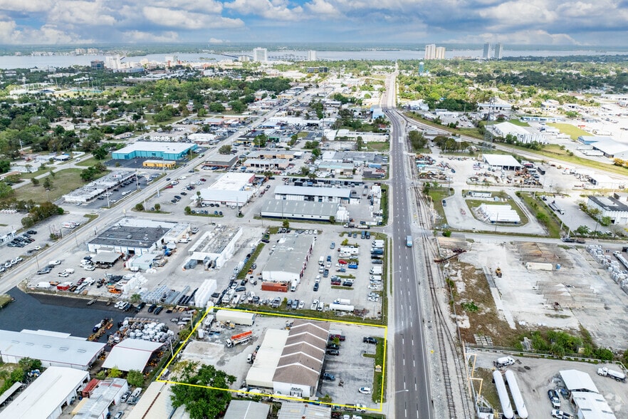 More Photos Of 2700 Evans Ave, Fort Myers Light Manufacturing For Sale