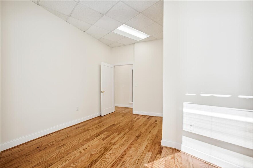 More Photos Of 5500-5506 Connecticut Ave NW, Washington Office For Lease