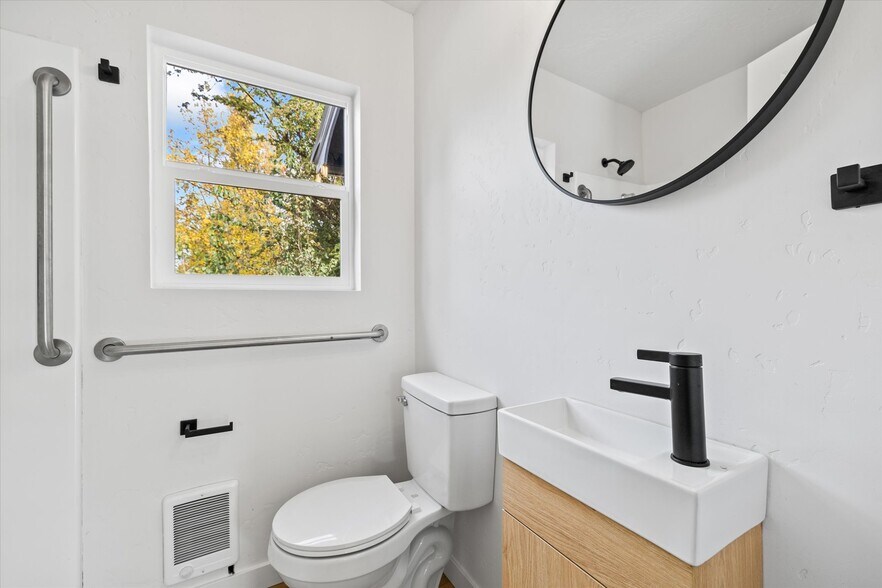 More Photos Of 4518 W Emerald St, Boise Specialty For Sale