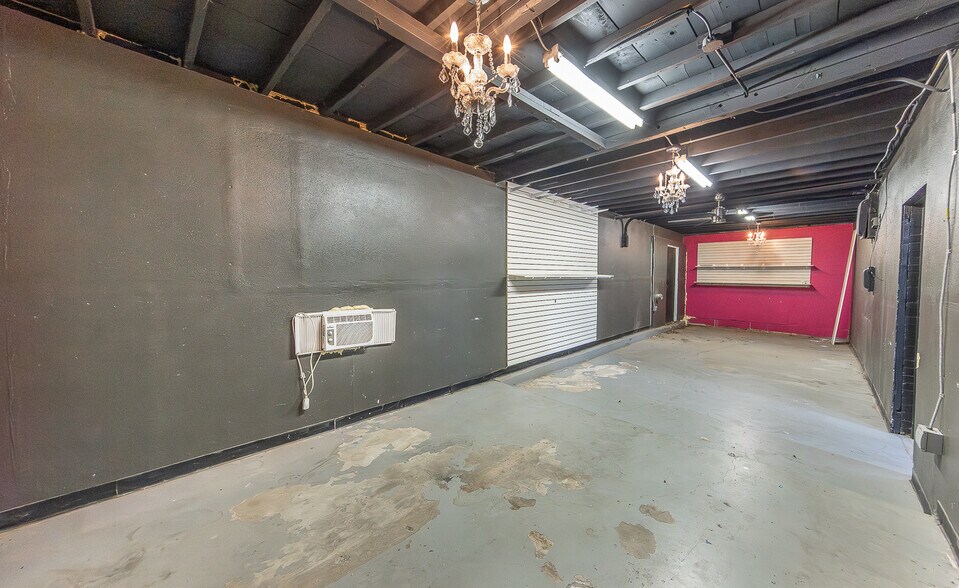 More Photos Of 2621 34th St, Lubbock Freestanding For Sale