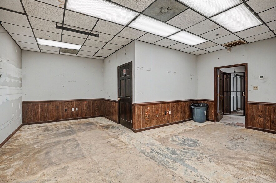 More Photos Of 3021 E Victory Dr, Savannah Office For Sale