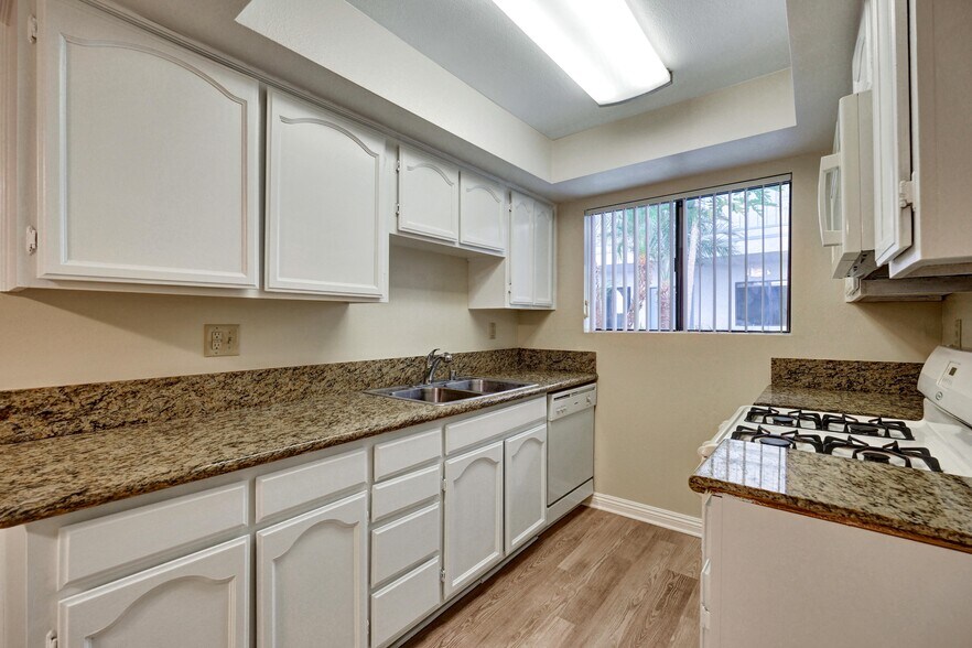 More Photos Of 515 E Elmwood Ave, Burbank Apartments For Sale