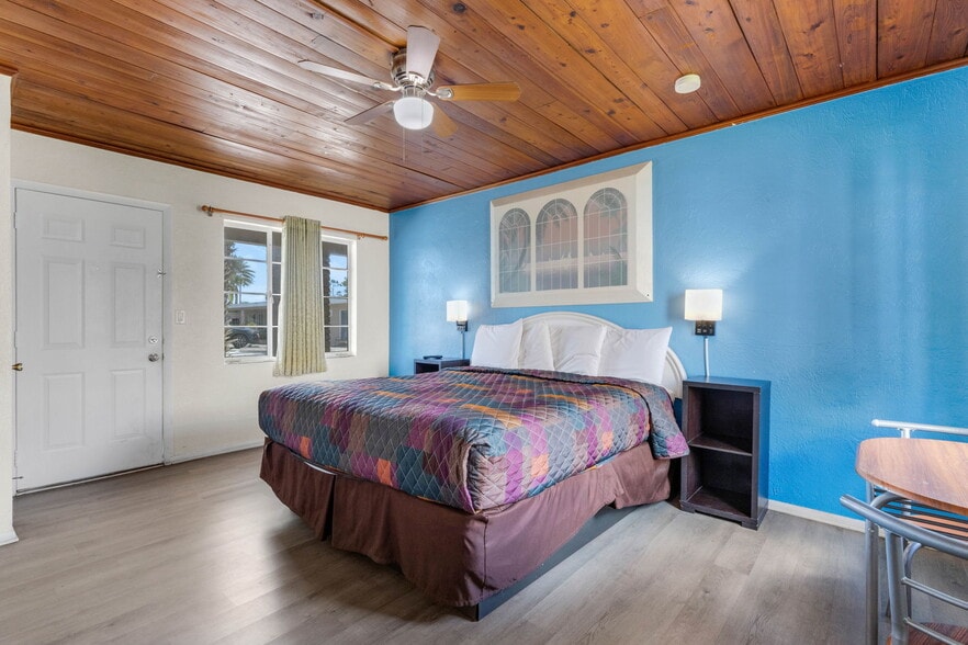 More Photos Of 340 Tamiami Trl S, Venice Hotel For Sale
