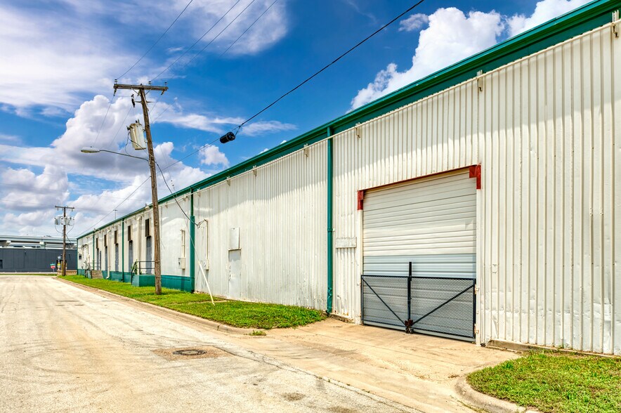 More Photos Of 400 E Vickery Blvd, Fort Worth Warehouse For Lease