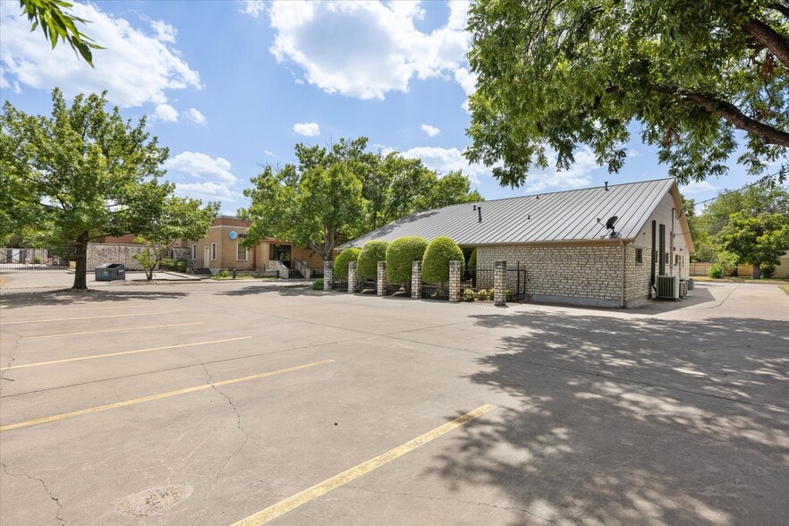 More Photos Of 310 W Bluff St, Granbury Office For Sale