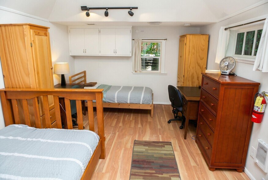 More Photos Of 2633 Regent St, Berkeley Dormitory For Sale