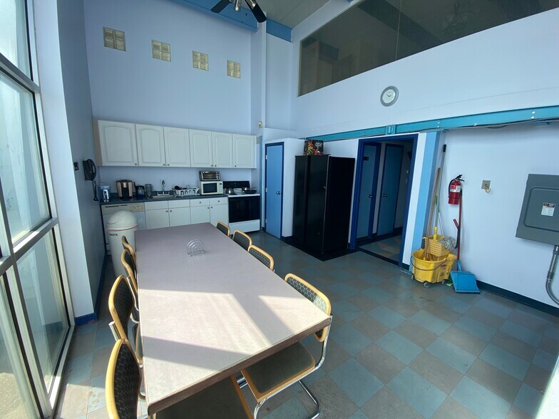 More Photos Of 77 Gazza Blvd, Farmingdale Showroom For Sale