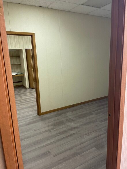 More Photos Of 104-108 S Main St, Victoria Office For Lease