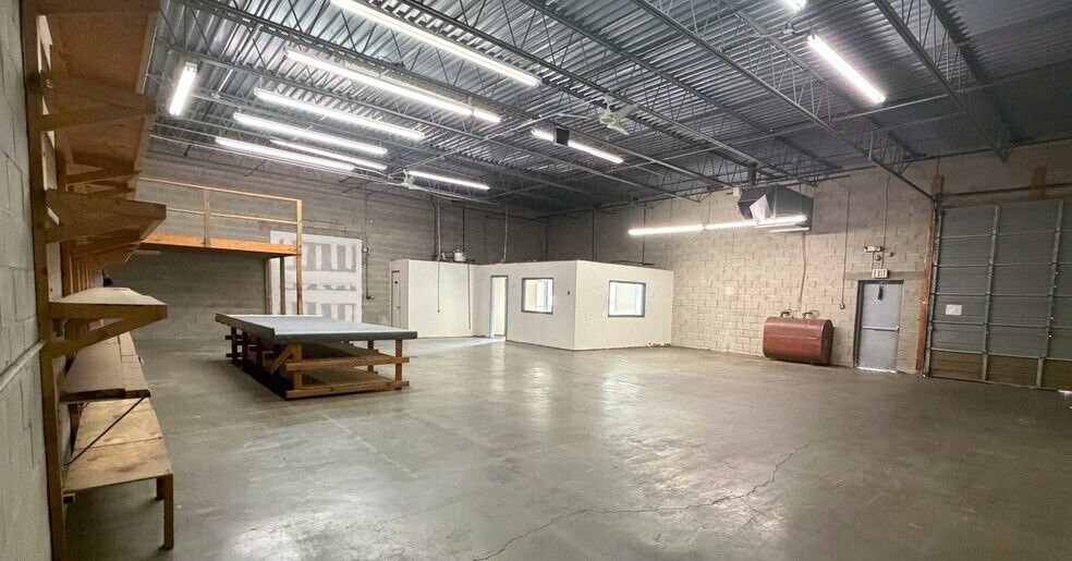 More Photos Of 569 Acorn St, Deer Park Warehouse For Lease