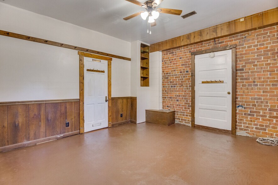 More Photos Of 201 N Wilmington St, Richlands General Retail For Sale