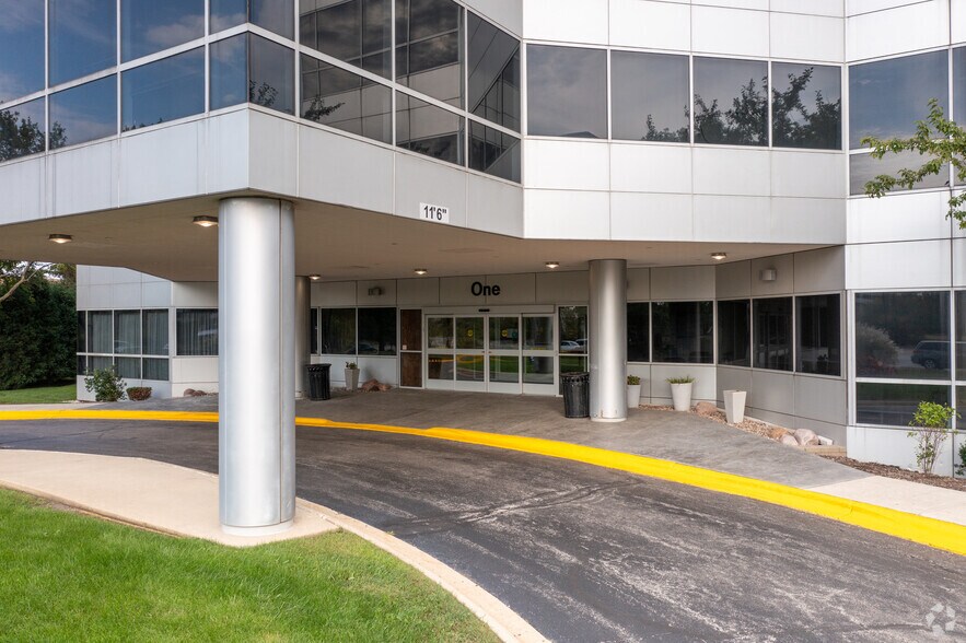 More Photos Of 1 TransAm Plaza Dr, Oakbrook Terrace Office For Sale