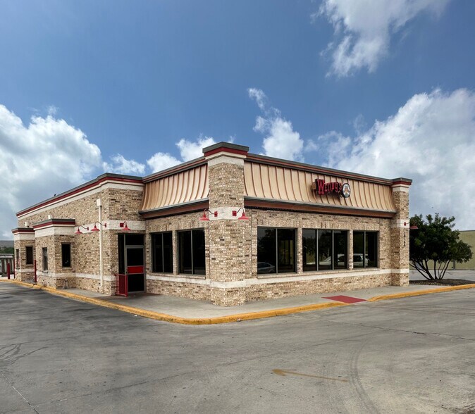More Photos Of 19170 Stone Oak Pky, San Antonio Fast Food For Lease