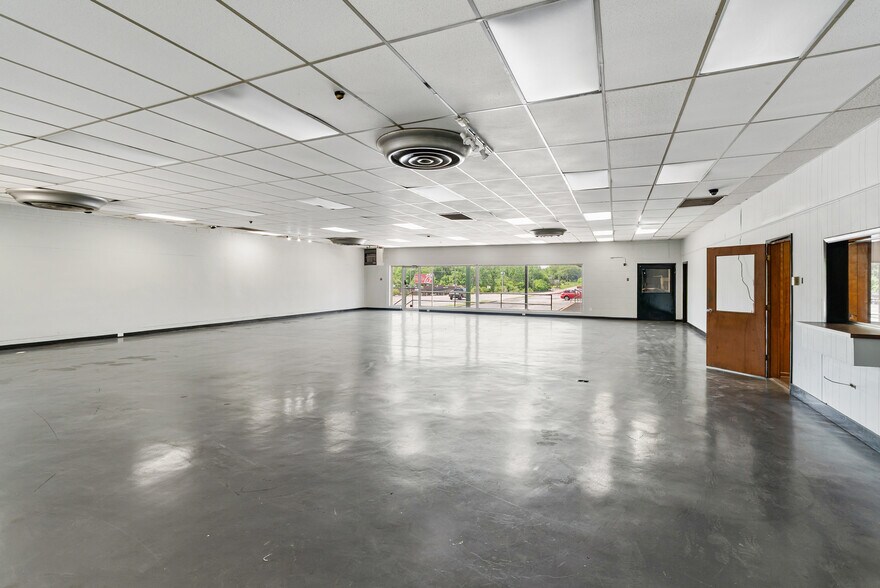 More Photos Of 4000 Memorial Blvd, Springfield Freestanding For Sale