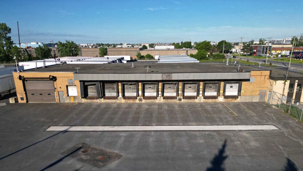 More Photos Of 1590 Boul Hymus, Dorval Distribution For Lease