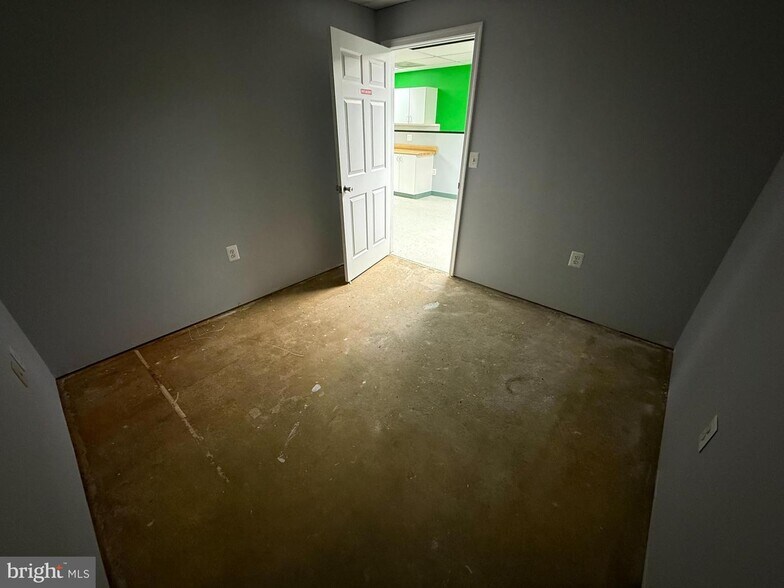 More Photos Of 225 Town Square Dr, Lusby Medical For Lease
