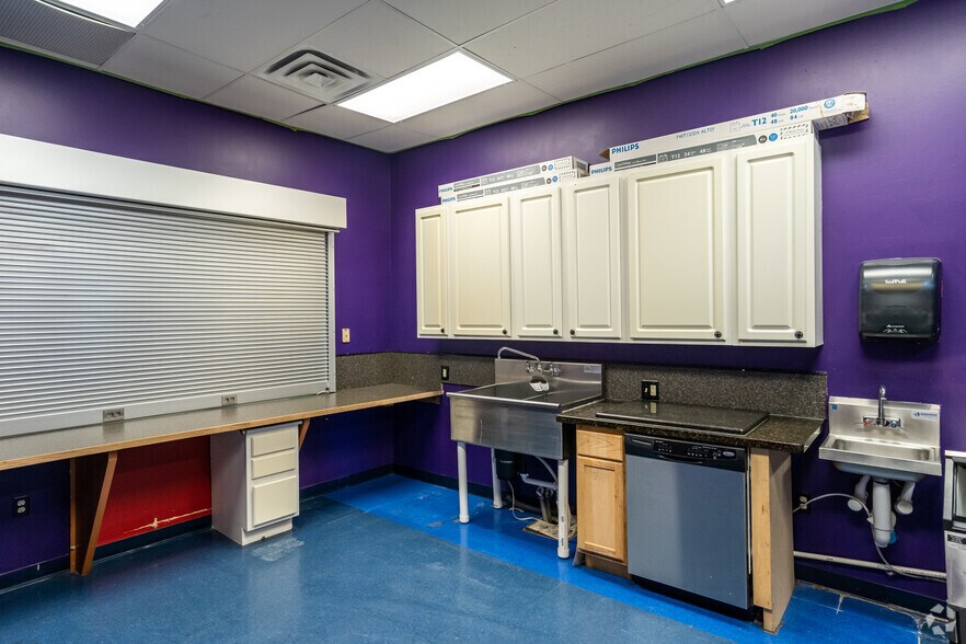 More Photos Of 202-204 N Dooley St, Grapevine Medical For Sale