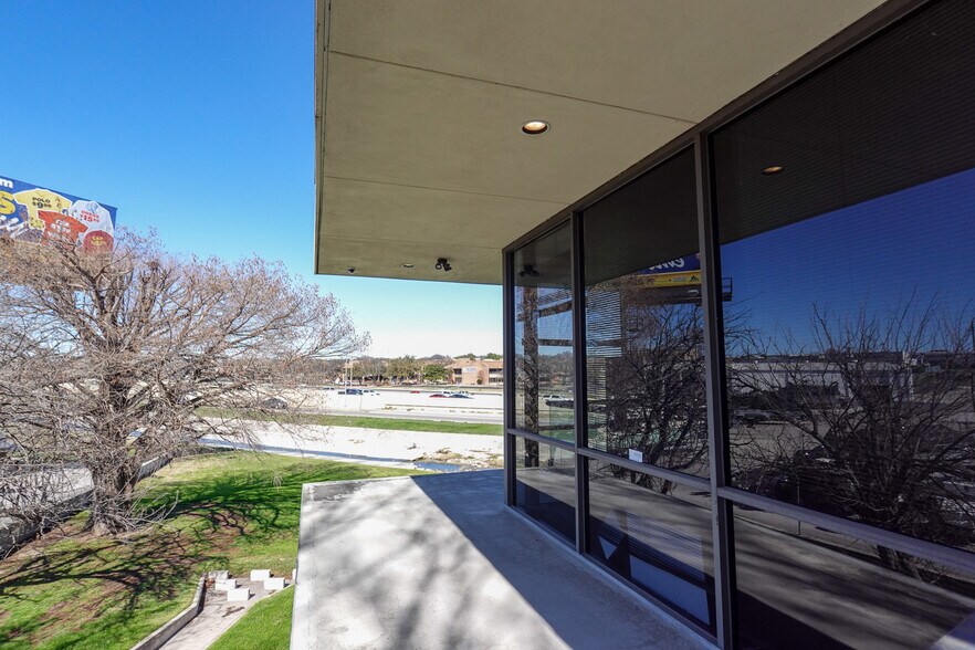 More Photos Of 6224 W Interstate 10, San Antonio Office For Sale