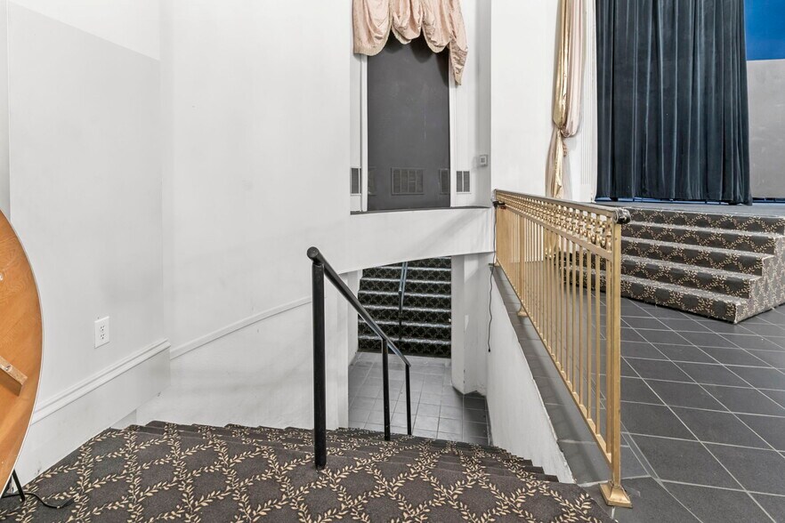 More Photos Of 138 E Market St, New Albany Lodge Meeting Hall For Sale