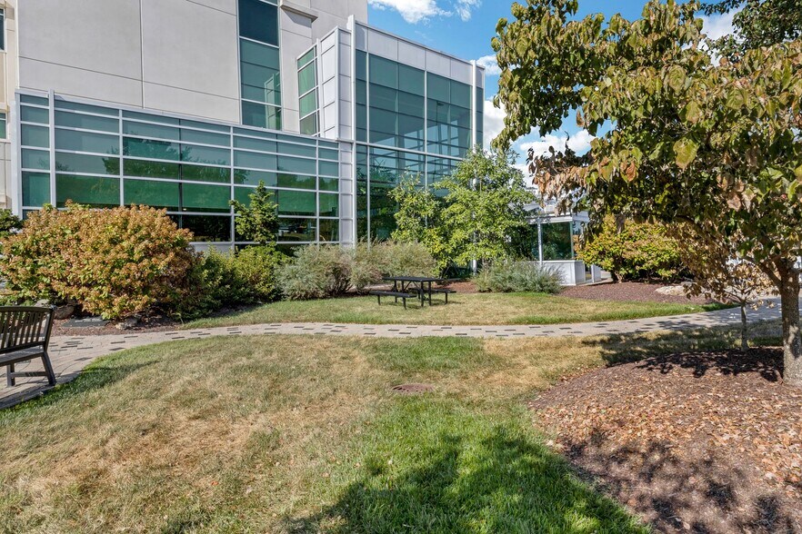 More Photos Of 901 St Mary's Dr, Evansville Medical For Lease