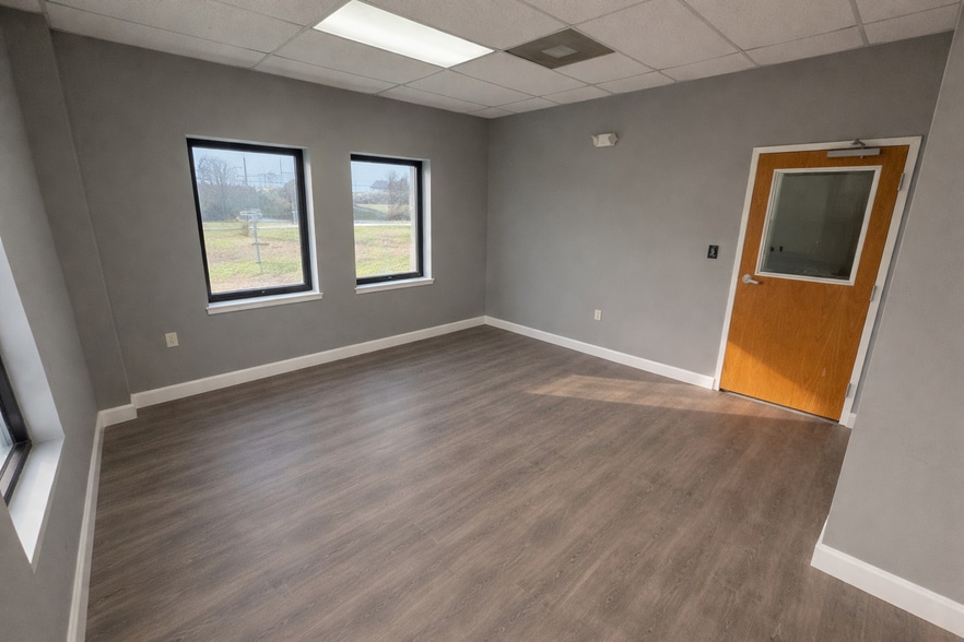 More Photos Of 2254-2256 Massaro Blvd, Tampa Warehouse For Lease