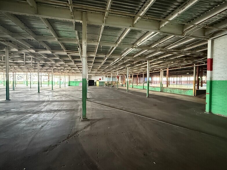 More Photos Of 301 W 3rd St, Sterling Manufacturing For Lease