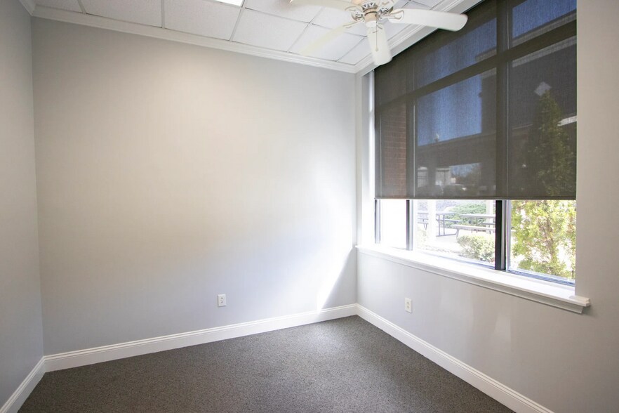 More Photos Of 943-945 E Main St, Lexington Office For Lease