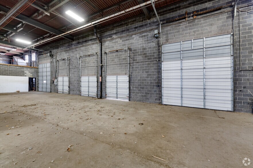 More Photos Of 1121 River St, Lansing Distribution For Lease