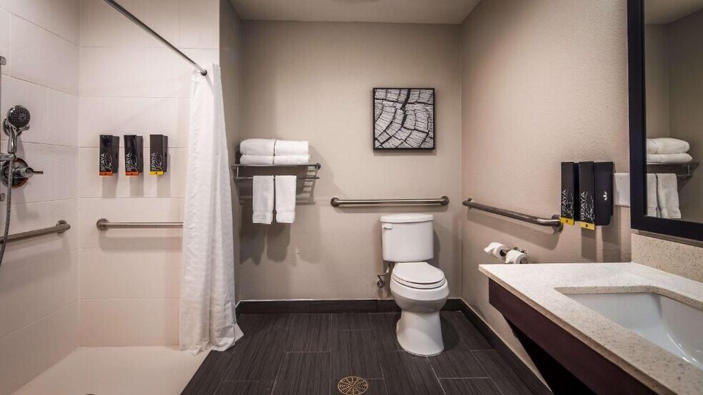 More Photos Of 501 7th St, Bay City Hotel For Sale