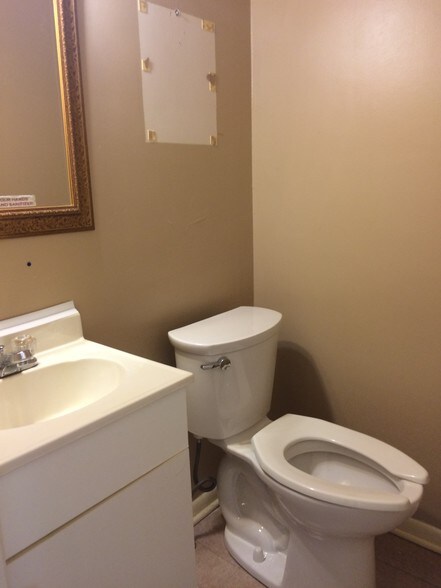 More Photos Of 820 Midland Ave, Midland Storefront Retail Residential For Lease