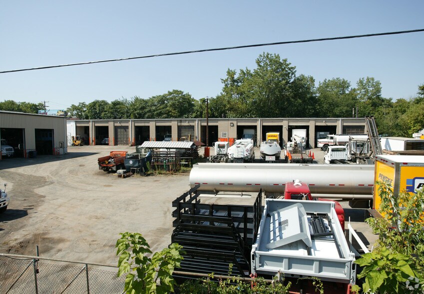 More Photos Of 40 Airport Rd, Hartford Service For Lease