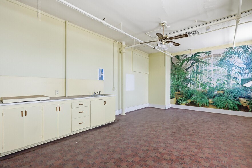 More Photos Of 117 E 4th St, Joplin Office For Sale