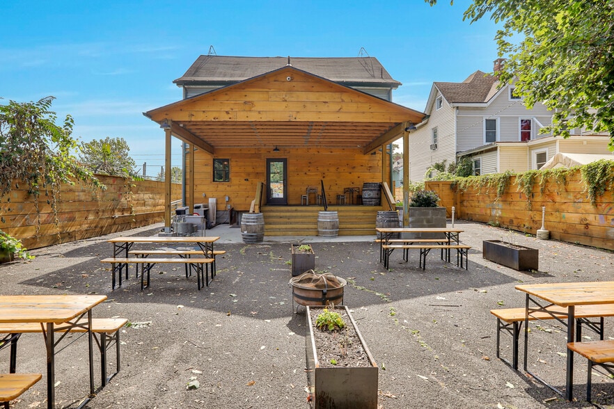 More Photos Of 21 O'neil St, Kingston Restaurant For Sale